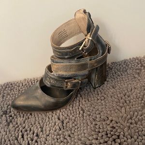 Freebirds. Buckles. Comfy. And oh so cute. Go with everything.